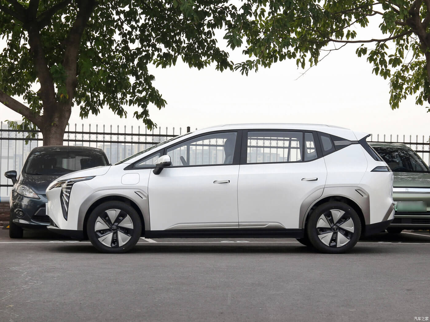Left Hand Drive Electric Vehicles Aion Y EV Max Mileage 610km White